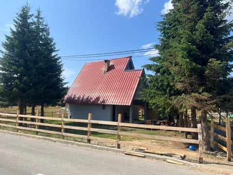 Vikendica Golija House in Serbia