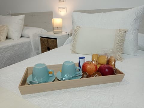 Coffee/tea facilities, Food and drinks, Food