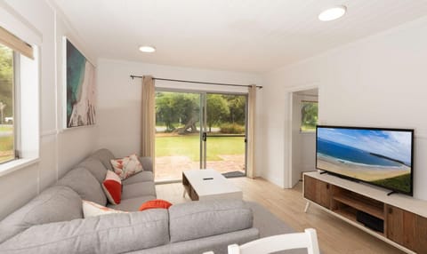 TV and multimedia, Living room, Seating area, Evening entertainment