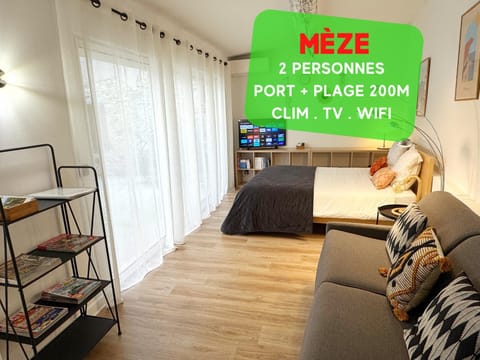 Bed, TV and multimedia, Living room, Seating area, locker, kitchen, air conditioner