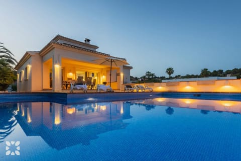 Property building, Pool view, Swimming pool, sunbed