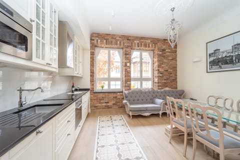 Kitchen or kitchenette, Dining area