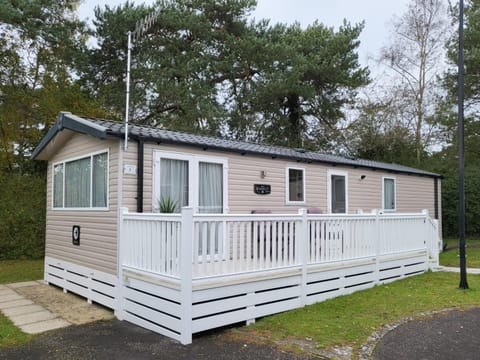 5 Geranium, Holiday Home in Oakdene Forest Park Nature lodge in East Dorset District