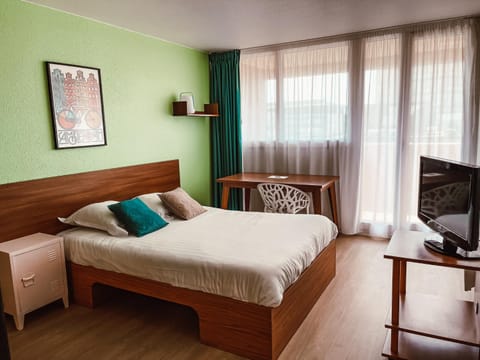 Bed, TV and multimedia, Photo of the whole room, Bedroom, hair dresser
