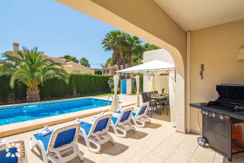 Patio, Communal lounge/ TV room, Day, BBQ facilities, Pool view, Swimming pool, sunbed