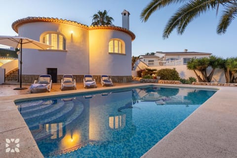 Property building, Patio, Day, Pool view, Swimming pool, sunbed