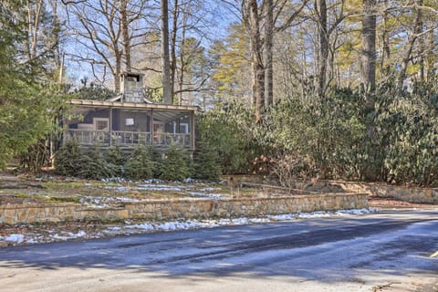Mirror Lake Cabin about 1 Mi to Dtwn Highlands! Cabin in Highlands