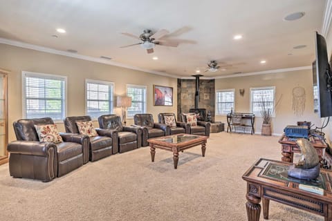 Huge Lake Arrowhead Home with 3 Decks and Grill! House in Lake Arrowhead