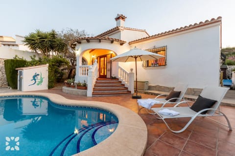 Property building, Patio, Day, Pool view, Swimming pool, sunbed