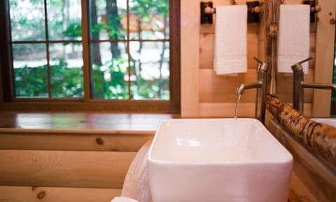 Treehouse #3 by Amish Country Lodging House in Berlin