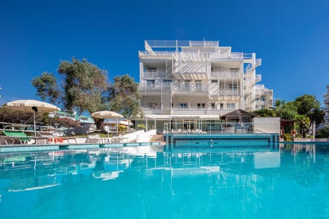 Property building, Restaurant/places to eat, Bed, Beach, Swimming pool, Breakfast, wardrobe