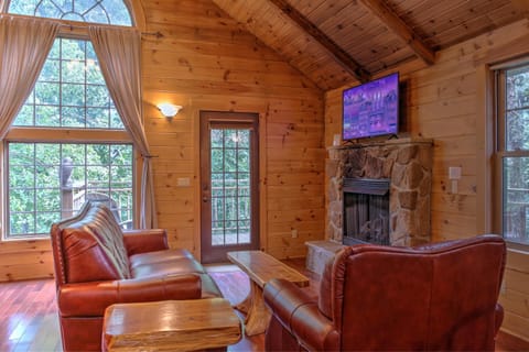 Whispering Pines Treehouse by Amish Country Lodging House in Berlin