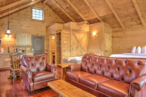 Whispering Pines Treehouse by Amish Country Lodging House in Berlin