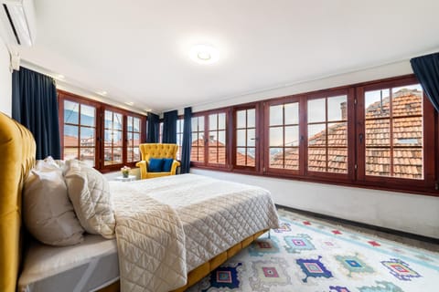 Bed, Photo of the whole room, Bedroom, City view