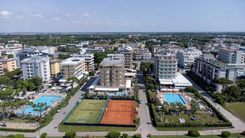 Property building, Restaurant/places to eat, Tennis court, Breakfast