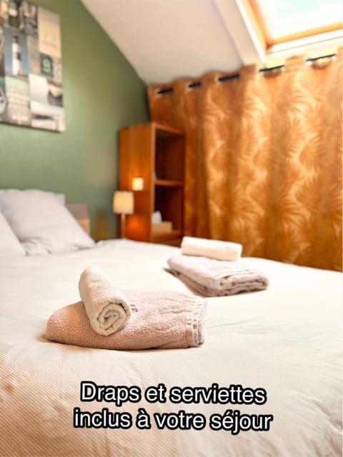 Bed, Photo of the whole room, Bedroom, towels