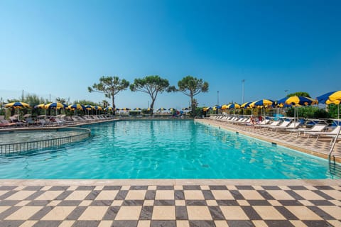 Restaurant/places to eat, Swimming pool, Breakfast