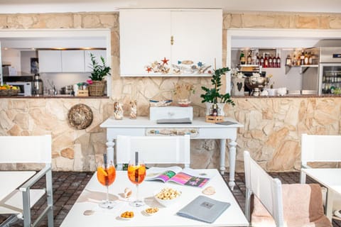 Restaurant/places to eat, Lounge or bar, Swimming pool, Breakfast