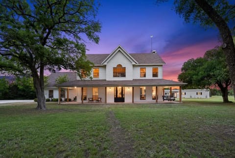 50 Acre Countryside Haven With Hiking Trails, Arcade & Pool House in Texas