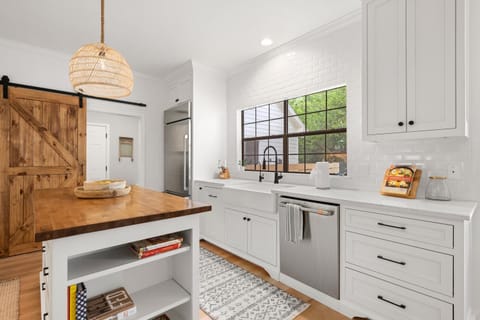 50 Acre Countryside Haven With Hiking Trails, Arcade & Pool House in Texas