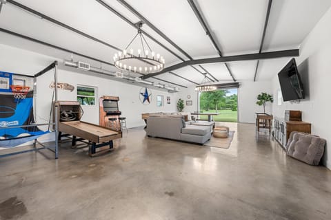 50 Acre Countryside Haven With Hiking Trails, Arcade & Pool House in Texas