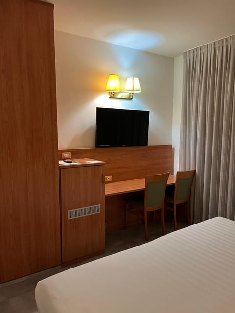 TV and multimedia, Photo of the whole room, Bedroom