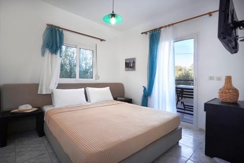 Bed, TV and multimedia, Bedroom