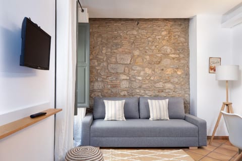 Property building, TV and multimedia, Living room, Seating area