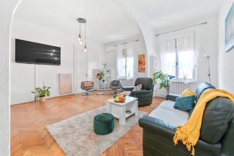 TV and multimedia, Living room, Seating area, air conditioner