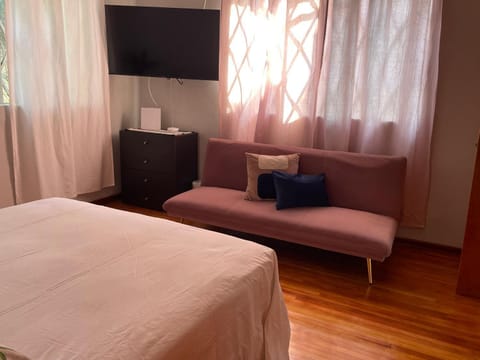 Bed, TV and multimedia, Photo of the whole room, Bedroom