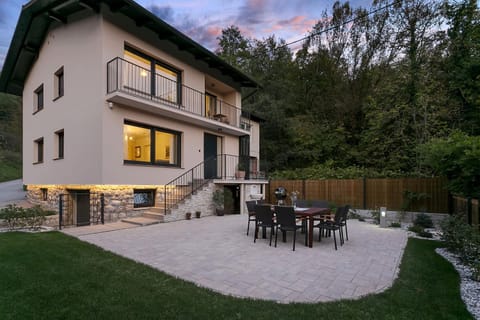Property building, Patio, Balcony/Terrace