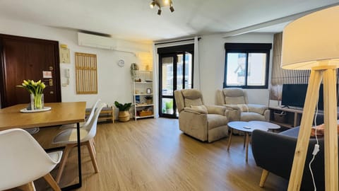 TV and multimedia, Living room, Seating area, Dining area
