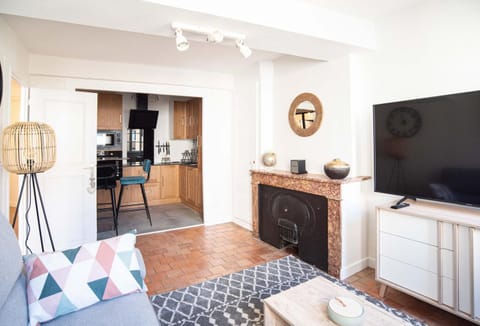 TV and multimedia, Kitchen or kitchenette, Living room, Seating area, Dining area