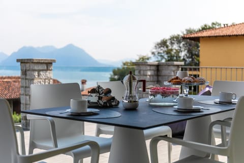 Natural landscape, Balcony/Terrace, Dining area, Lake view