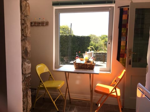 Day, Living room, Decorative detail, Seating area, Dining area