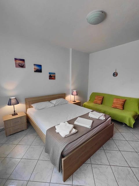 Bed, Photo of the whole room, Seating area, Bedroom, flat iron, towels, wardrobe