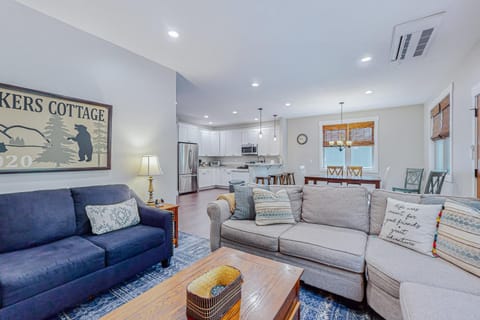 Red Rockers Cottage House in Black Mountain