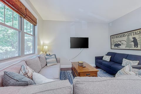 Red Rockers Cottage House in Black Mountain