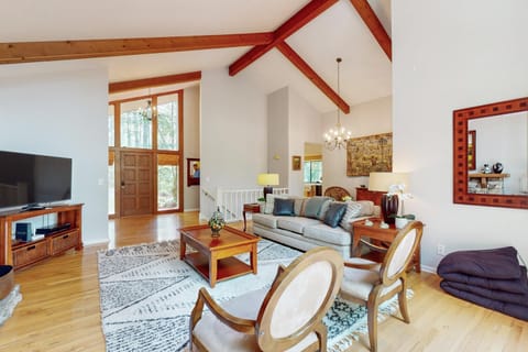 Gorgeous Little River Escape House in Flat Rock