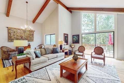 Gorgeous Little River Escape House in Flat Rock