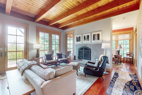 Elkhorn Cabin & Eagles Wing Lodge Cabin in Asheville