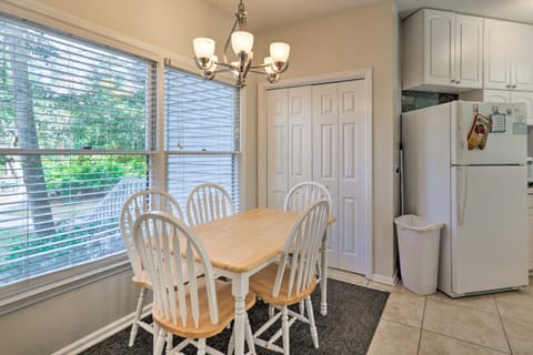 Walk to Beach HHI Townhome with Pool Access! House in South Forest Beach
