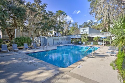 Walk to Beach HHI Townhome with Pool Access! House in South Forest Beach