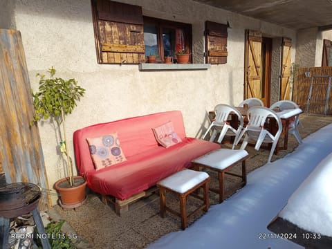 Studio sympa avec terrasse , maxi 4 pers.Briançon Apartment in Briançon