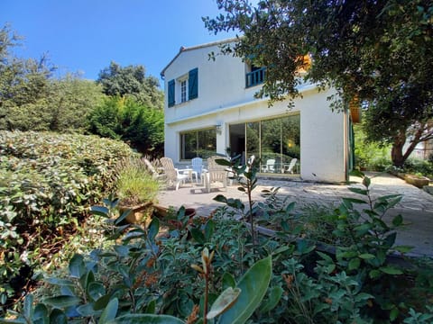 Property building, Patio, Day, Garden, Garden view