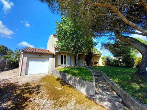 Property building, Day, Garden, Garden view