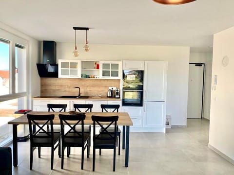 Kitchen or kitchenette, Living room, Seating area, Dining area