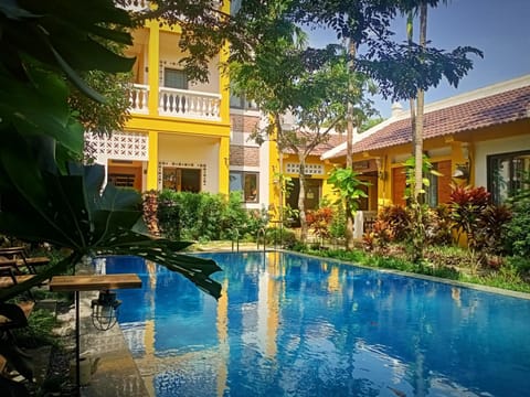 Property building, Garden view, Pool view, Swimming pool, sunbed
