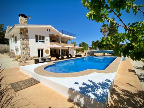 Property building, Day, Swimming pool, sunbed