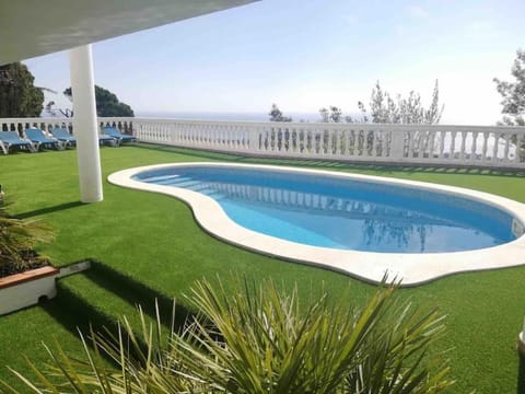 Day, Natural landscape, Pool view, Swimming pool, sunbed